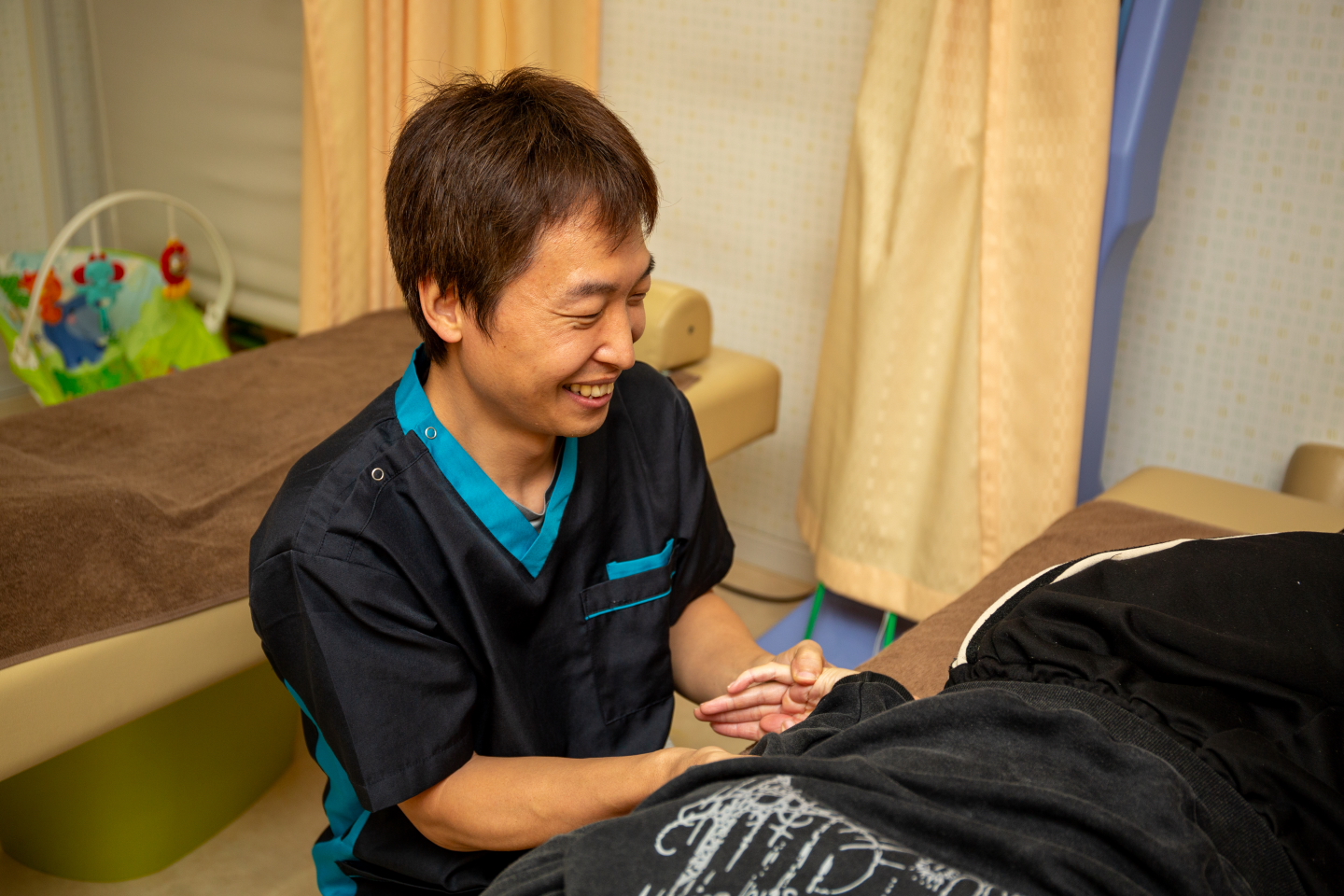 院長 大島彰悟 笑顔で施術